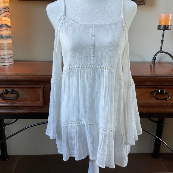 Haute Society Tops - Haute Society Cold-Shoulder Long-Sleeve Blouse. White Size S